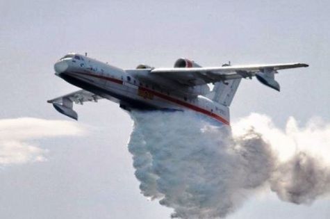 Самолет Бе-200 тушит пожар